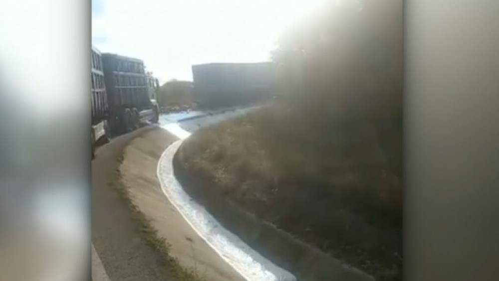 „Durere fără margini”. Pârâu de bere pe o șosea, după ce sute de sticle au căzut dintr-un camion